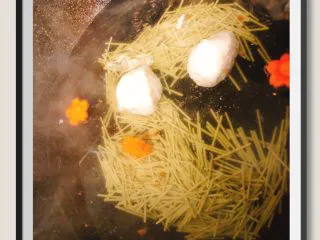 酸甜鱼丸牛肉菠菜拌面,另起锅煮熟面条和鱼丸，胡萝卜