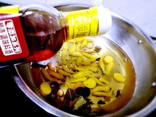 ~泡椒凤爪~,料酒来一点。这东西只能说适量，看着加，不像西餐甜点那样有绝对的比例。非要说多少就2勺吧，也说不清勺多大😥