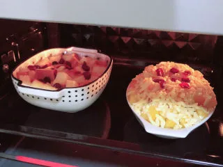 鸡蛋牛奶布丁,将烤碗放入烤箱中，180度烤20-25分钟。