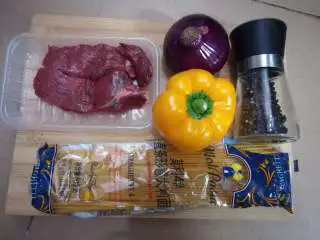 黑椒牛柳意面,例牌的全家福,主材料都齐了,但是这次因为用的调味料太多,懒得都放上去