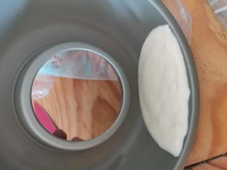 卡通圆环戚风蛋糕,先挤出白色部分