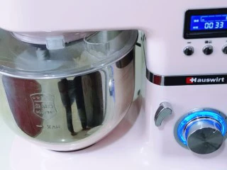 中种豆沙吐司面包,启动1档，揉面10分钟。 8