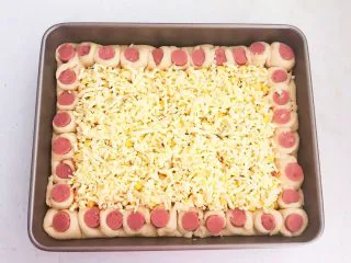 香肠苹果披萨,最后再撒上一层芝士碎,香肠苹果披萨生坯就做好了