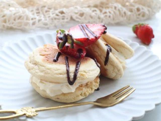 健康瘦身小食,舒芙蕾,放上草莓块,淋上少许巧克力酱即可。