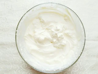 榴芒千层蛋糕,今天几分钟就打好了,看来奶油的成分配比很重要!