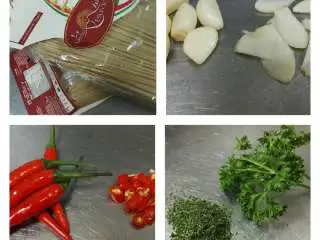 Spaghetti aop,把所有食材煮好切好备用，Spaghetti用水煮好（不同的品牌有不同的时间，一般是6～8分钟）、蒜切片、小米椒切圈、法香切碎。
