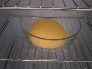 胡萝卜热狗面包,做营养美味早餐,启动厨师机,搅拌面团,预留的水根据面团状态再决定是否加入,待面团成团光滑后加入黄油,直到可以拉出大片稍结实的膜即可。放入盆中,放到发酵箱或者温度大约在27度左右的环境下,发酵约2倍大。