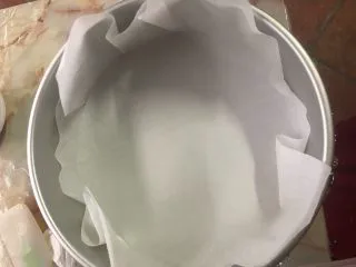 十寸古早蛋糕,大概是这样，然后两边没包住的，再剪两片硅油纸垫上。