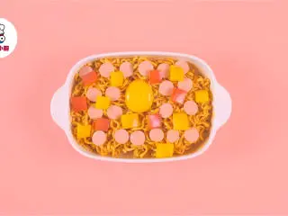 芝士焗烤火鸡面,打入鸡蛋1个，放入香肠片、彩椒块