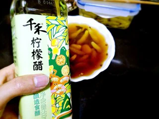 ~泡椒凤爪~,刚刚准备好的调料汁加入两勺柠檬醋（凉了再加，避免挥发）没有的加白醋和柠檬片过汁都行（还是去腥除异味）