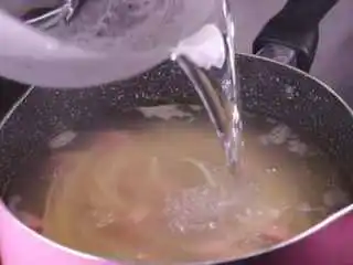 教你一个拌面的新吃法，口感爽滑劲道,煮至水费后倒入少许的凉水继续煮，期间分两次加入少量的冷水,这样做的目的是防止面条外面太熟但心还未熟。大约煮个10-12分钟左右。