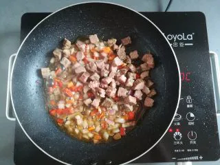 多汁碎牛排三明治,加入牛肉粒