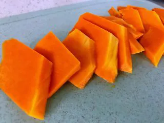 平底锅高钙小馒头,南瓜去皮，去瓤全部掏干净，切成薄片。