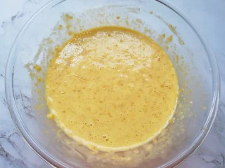 亚麻籽戚风蛋糕,搅动至无干粉无颗粒,食材完全融合(如图),放在一边备用。