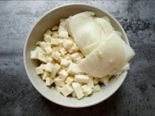 馅料足足的超级至尊匹萨,马苏里拉奶酪切末或者用刨刀刨成碎末。如果买的马苏里拉碎,可以省去这步