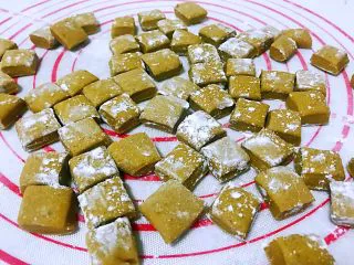 平底锅高钙小馒头,全部切好后撒点面粉在上面，适当的翻下面，以防粘连，连在一起就不好了。