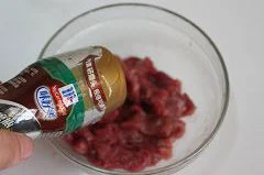 黑椒牛肉炒意粉,牛肉切小片，磨入少许黑胡椒碎，撒入少许盐、丁点儿糖腌制均匀，再加入少许淀粉一汤匙水搅拌均匀，最后倒入半汤匙油封油