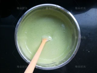唐草彩绘蛋糕卷,菠菜糊加入到蛋糕糊里面,拌成绿色的蛋糕糊。