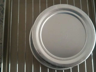 像布朗尼的浓郁巧克力蛋糕(无油全蛋),倒扣晾凉完成。