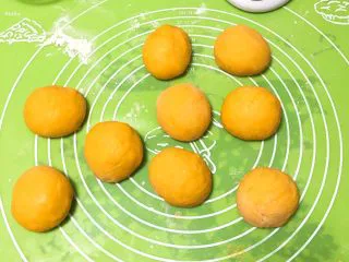 南瓜喜饼+芝麻核桃味,面团分成九个剂子滚圆。