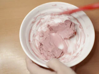 绵绵脆巧奶油包,在加热10秒,又融化一些些。取出来搅拌搅拌,不要让一部分巧克力过热。