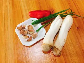 家常菜+手撕杏鲍菇,食材准备好，蒜头，杏鲍菇，香葱，红椒