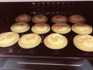 浓香蜜瓜蛋挞,将蛋挞放入烤箱中,200度烤15分钟。蛋挞就可以出炉了。