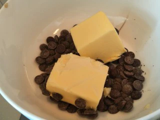 抹茶奶酪慕斯核桃布朗尼（8寸）,＋160克无盐黄油一起融化