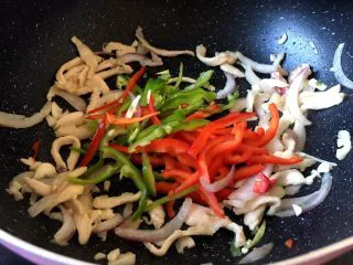 西餐之黑椒鸡丝意大利面,当鸡肉丝变色成白色时可以加入红辣椒青辣椒