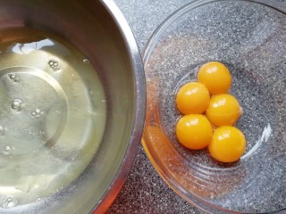 斑马纹戚风蛋糕(8寸),蛋清蛋黄分离。