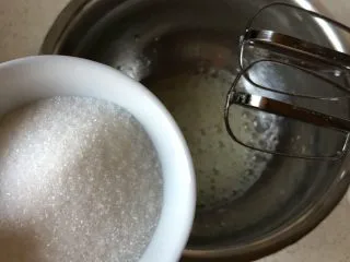 韩国草莓蛋糕,蛋白分2次加糖,鱼眼泡加一次,泡沫丰富加一次