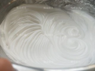 奶油纸杯蛋糕,盆内蛋清呈现明显的纹路。