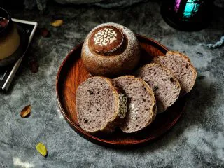 黑加仑黑米软欧包,成品图