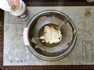 圣诞咖啡奶油蛋糕,8、蛋白中一次性加入全部的fluff 棉花糖。