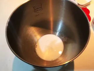 超软的葡萄干小餐包,加入牛奶