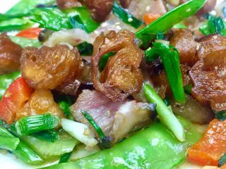 #老油条的青春#回锅油条炒腊肉,油条腊香酥脆，腊肉蒜香糯滋滋，突然觉得腊肉油条是如此般配