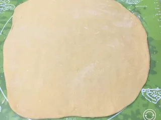 蔓越梅沙琪玛,发酵完成后拿出,将面团擀成长方形。