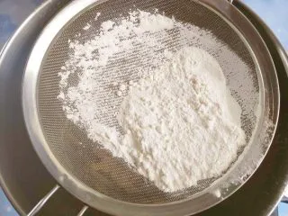 蔓越莓黄油曲奇,筛入低筋面粉