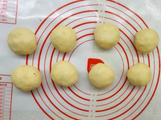 香甜可口的紫米华夫饼,依次做好八个。