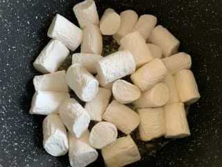 超级拉丝牛轧饼干,黄油融化后，加入白色棉花糖小火融化