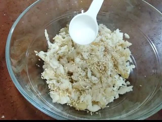 芙蓉鳕鱼锅贴,加入少许盐,搅拌均匀