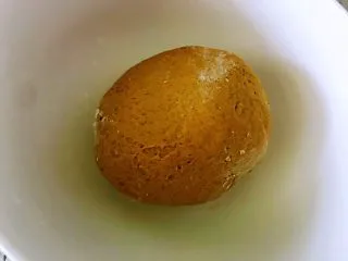 平底锅高钙小馒头,和成光滑不粘手的面团。