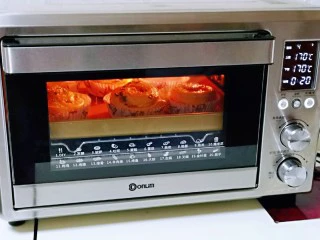 沙拉火腿面包卷,上下管170度烤20分钟，注意观察颜色，中途加盖锡纸。(烤箱温度及时间仅供参考)