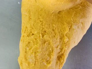 胡萝卜华夫饼,用推拉的出手法进行揉面