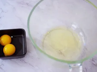酸奶蛋糕(黄油版),将鸡蛋的蛋清和蛋黄分别分离在两个无水无油的盆中
