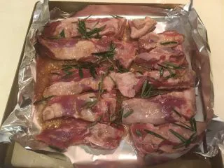 迷迭香烤羊排套餐,腌好的羊排放到烤盘上