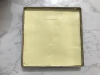 迷你圣诞树蛋糕,把面糊倒入学厨烤盘中，稍微刮平表面。