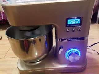 超软的葡萄干小餐包,用厨师机开始和面,用2档低速和面7分钟