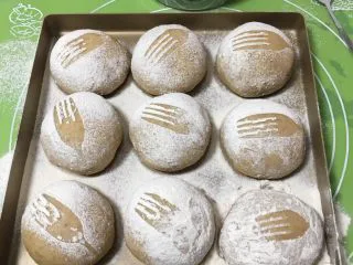 奶酪全麦面包,拿出过筛低筋粉，这样做可以避免颜色过深。