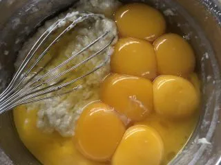 十寸古早蛋糕,分蛋，面糊中加入蛋黄搅拌均匀